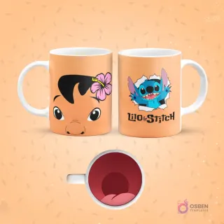 Mockup de taza de sublimación naranja claro con diseño de Lilo Pelekai de Lilo & Stitch. Un lado muestra su rostro con una flor en el cabello, el otro a Stitch rasgando la taza con el logo. El fondo de la taza revela una boca rosada abierta.
