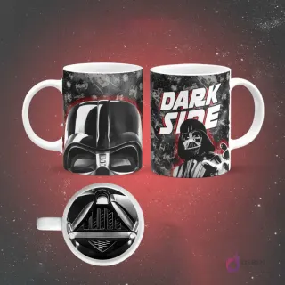 Mockup de taza de sublimación blanca con diseño de Darth Vader. Un lado muestra su casco, el otro lado el logo 'DARK SIDE' y a Darth Vader usando la fuerza. El fondo de la taza revela el casco de Darth Vader con el respirador.