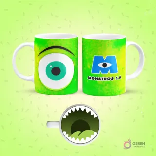 Mockup de taza de sublimación verde con diseño de Mike Wazowski de Monstruos S.A. Un lado muestra su único ojo, el otro lado el logo de Monstruos S.A. El fondo de la taza revela una boca abierta y verde con dientes puntiagudos.