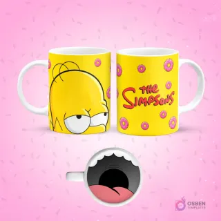 Mockup de taza de sublimación amarilla con diseño de Homer Simpson. Un lado muestra su rostro sonriente con ojos abiertos, mirando hacia un lado. El otro lado el logo 'The Simpsons' rodeado de donas rosas. El fondo de la taza revela una boca abierta y rosada.
