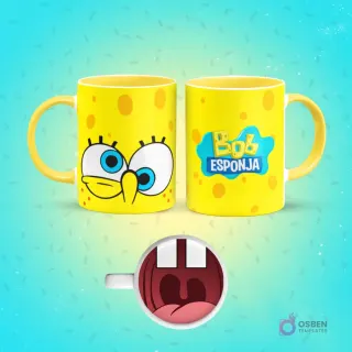 Mockup de taza de sublimación amarilla con diseño de Bob Esponja. Un lado muestra su rostro con ojos grandes y expresión divertida, el otro lado el logo de 'Bob Esponja' con burbujas. El fondo de la taza revela una boca abierta con dientes cuadrados.