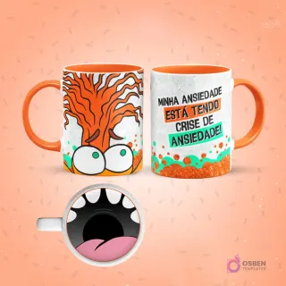 Mockup de taza de sublimación blanca con interior y asa naranja, con diseño de personaje animado 'Minha Ansiedade'. Un lado muestra un personaje arbóreo con ojos grandes, el otro la frase 'MINHA ANSIEDADE ESTÁ TENDO CRISE DE ANSIEDADE!'. El fondo de la taza revela una boca abierta con dientes y lengua rosada.