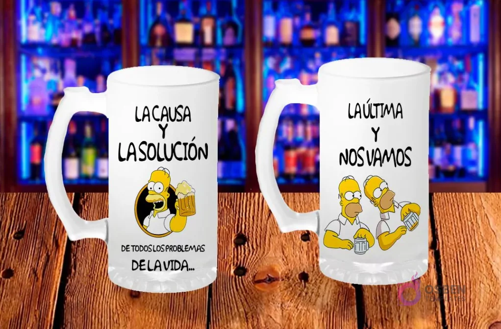 Plantilla de sublimación para shopero del Día del Padre con Homer Simpson y frase 'LA CAUSA Y LA SOLUCIÓN DE TODOS LOS PROBLEMAS DE LA VIDA...'. Otro con dos Homer Simpsons y 'LA ÚLTIMA Y NOS VAMOS'.