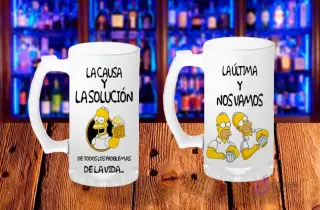 Plantilla de sublimación para shopero del Día del Padre con Homer Simpson y frase 'LA CAUSA Y LA SOLUCIÓN DE TODOS LOS PROBLEMAS DE LA VIDA...'. Otro con dos Homer Simpsons y 'LA ÚLTIMA Y NOS VAMOS'.