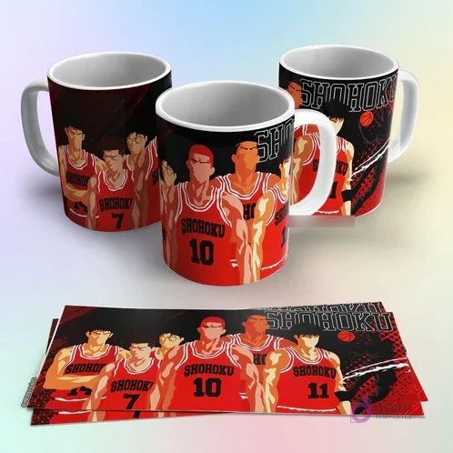 Tazas de sublimación con diseño del equipo Shohoku de Slam Dunk en camisetas rojas y fondo oscuro con textura de balón.