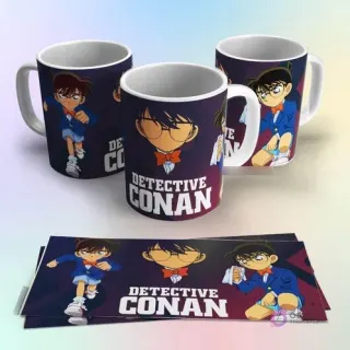 Tazas de sublimación con diseño de Detective Conan niño corriendo, con letras y patrón geométrico en fondo púrpura y azul.