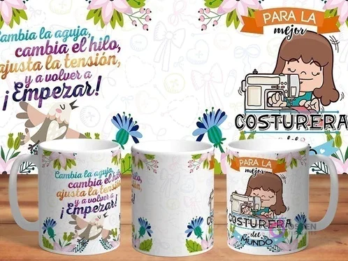 Mockup de taza sublimada con diseño 'Para la mejor Costurera del mundo', mostrando mujer cosiendo y fondo floral con frase motivadora.