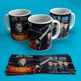 Tres tazas blancas con diseños de rockeros y la banda U2, con gráficos de guitarra y la frase 'Aquí Toma Rockero', sobre fondo azul. Incluye tiras de diseño plano.