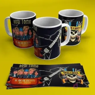 Tres tazas blancas con diseños de rockeros y el logo de Guns N' Roses, con gráficos de guitarra y la frase 'Aquí Toma Rockero', sobre fondo amarillo. Incluye tiras de diseño plano.