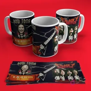 Tres tazas blancas con diseños de Black Sabbath y una rockera caricaturizada, con gráficos de guitarra y la frase 'Aquí Toma Rockero', sobre fondo rojo.