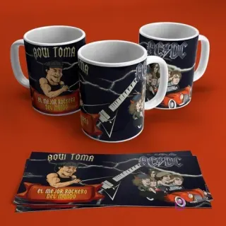 Tres tazas blancas con diseños de AC/DC y un rockero caricaturizado, con gráficos de guitarra y la frase 'Aquí Toma Rockero', sobre fondo rojo.