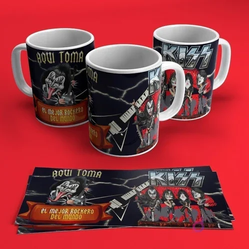 Tres tazas blancas con diseños de Kiss y un rockero caricaturizado (Gene Simmons), con gráficos de guitarra y la frase 'Aquí Toma Rockero', sobre fondo rojo.