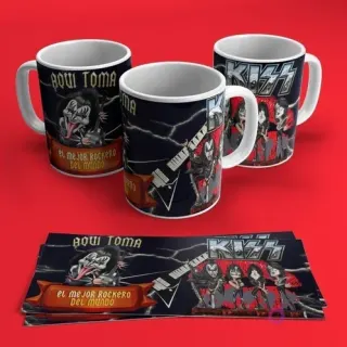Tres tazas blancas con diseños de Kiss y un rockero caricaturizado (Gene Simmons), con gráficos de guitarra y la frase 'Aquí Toma Rockero', sobre fondo rojo.