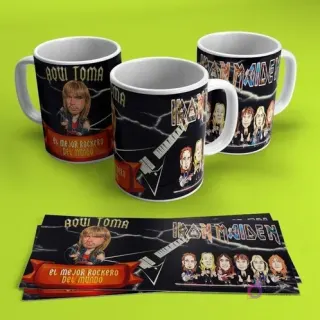 Tres tazas blancas con diseños de Iron Maiden y un rockero caricaturizado (Eddie), con gráficos de guitarra y la frase 'Aquí Toma Rockero', sobre fondo verde.