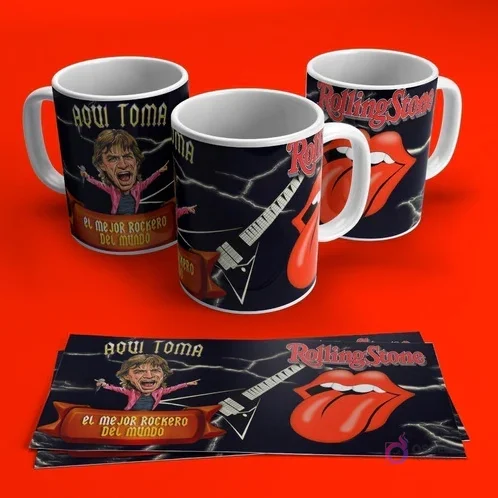 Tres tazas blancas con diseños de Rolling Stones y un rockero caricaturizado (Mick Jagger), con gráficos de guitarra y la frase 'Aquí Toma Rockero', sobre fondo rojo.