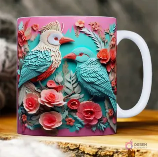 Taza sublimada con dos pájaros 3D de papel recortado en tonos turquesa y blanco rodeados de flores rosadas, fondo teal.