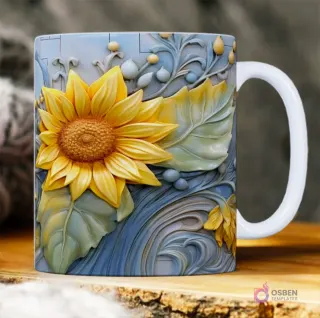 Taza sublimada con vibrante girasol 3D de gran tamaño y hojas verdes, sobre fondo azul claro con texturas en relieve.