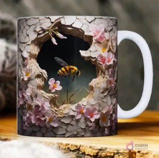 Taza sublimada con abeja volando hacia un nido/hueco en forma de árbol 3D, rodeada de delicadas flores de cerezo rosadas.