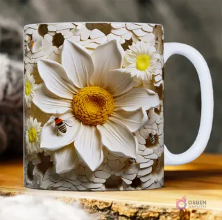 Taza sublimada con una gran flor de dalia blanca 3D con abejas, sobre un fondo texturizado con pequeñas margaritas blancas.