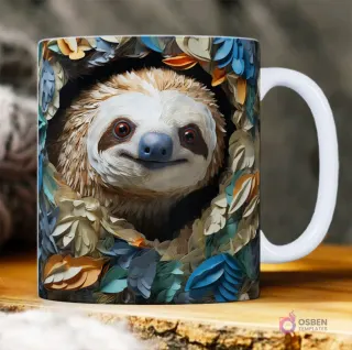 Taza sublimada con simpático perezoso 3D asomándose de un marco de hojas y flores de colores, efecto papel recortado.
