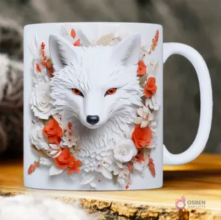 Taza sublimada con cabeza de zorro blanco 3D de ojos rojos, enmarcada por flores blancas y naranjas con efecto relieve.