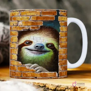 Taza sublimada con perezoso 3D sonriente rompiendo una pared de ladrillos, creando un efecto de relieve dinámico.