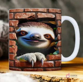 Taza sublimada con perezoso 3D travieso asomando garras de una pared de ladrillos rota, con hojas de otoño.