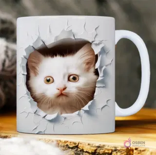 Taza sublimada con gatito blanco 3D de ojos dorados asomándose de una pared blanca con efecto de rotura y relieve.