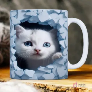 Taza sublimada con gatito blanco 3D de ojos azules asomándose de una pared azul claro con efecto de grietas y relieve.