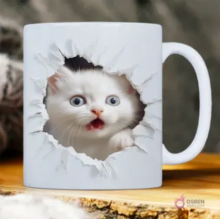 Taza sublimada con gatito blanco 3D de ojos azules y expresión de sorpresa, asomándose de una pared blanca rota con relieve.