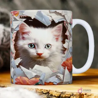 Taza sublimada con gatito blanco 3D de ojos verdes asomándose de una pared de papel rasgado, rodeado de flores anaranjadas.