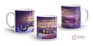Taza sublimada con diseño cristiano 'En Cristo Somos Más Que Vencedores' con tipografía de cómic brillante y fondo galáctico púrpura, en tres vistas.