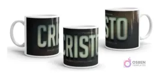Taza con diseño cristiano 'CRISTO Continúa Confiando en Sus Promesas' en tipografía 3D clara sobre fondo oscuro texturizado, vista frontal.