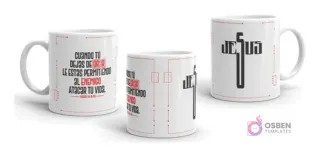 Taza blanca con diseño cristiano 'Cuando tú dejas de ORAR le estás permitiendo al enemigo atacar tu vida.' con texto en rojo y cruz de Jesús en negro, con líneas geométricas de fondo.