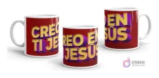 Taza con diseño cristiano 'CREO EN TI JESÚS' con texto en 3D vibrante amarillo y morado sobre un fondo rojo sólido, mostrando múltiples vistas.
