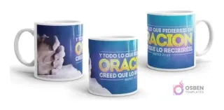 Taza con diseño cristiano de oración 'Y todo lo que pidiereis en ORACIÓN, creed que lo recibiréis' (Mateo 21:22) con manos juntas sobre nubes, fondo degradado azul y morado.