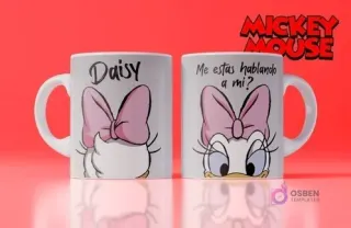 Taza sublimada de Daisy Duck, blanca con su lazo rosa y la frase 'Me estás hablando a mi?'