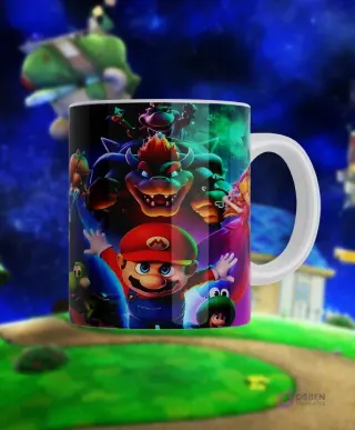 Taza sublimada con diseño grupal de Super Mario Galaxy, incluyendo a Mario, Bowser, Yoshi y otros personajes icónicos
