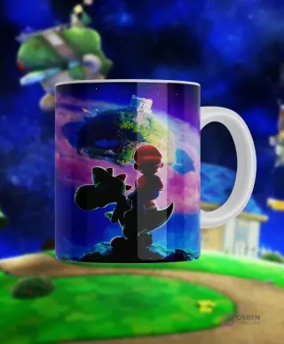 Taza sublimada con silueta de Mario y Yoshi sobre un planeta cósmico de Super Mario Galaxy