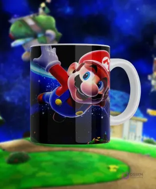 Taza sublimada con diseño de Mario volando con su gorra al viento en el espacio de Super Mario Galaxy