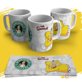 Tres tazas sublimadas de Los Simpsons con diseño de Homer recostado en ropa interior de corazones, una taza tiene el logo 'Springfield Coffee' con Homer. Las plantillas impresas están debajo.