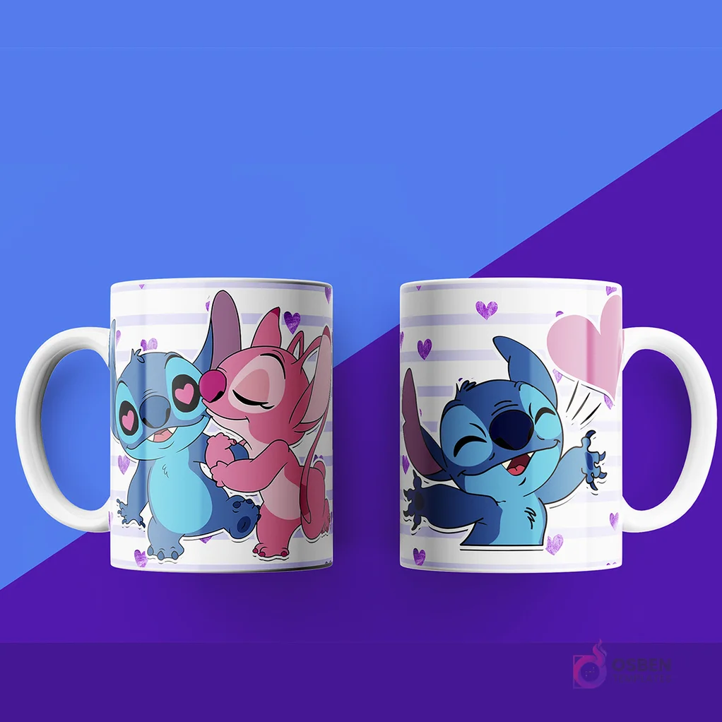 Taza de sublimación con diseño de Stitch y Angel besándose, rodeados de corazones morados sobre fondo blanco rayado.