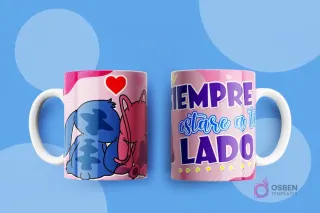 Taza sublimada con Stitch y Angel de espaldas, rodeados de fondos rosas y un corazón rojo, con el mensaje "SIEMPRE ESTARÉ A TU LADO".