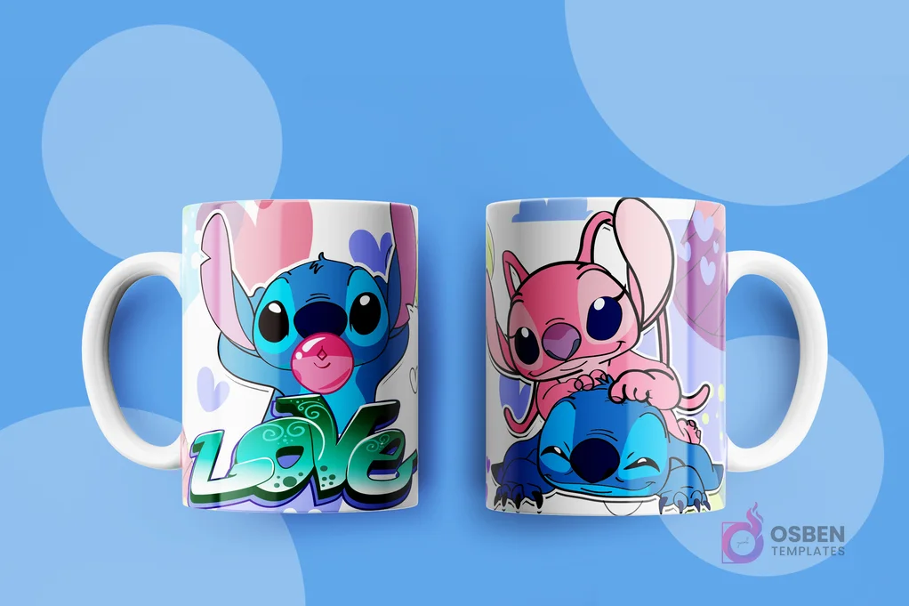 Taza con diseño de Stitch masticando chicle y Angel montada en su espalda, con fondos abstractos de colores y pequeños corazones.