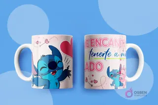 Diseño para taza con Stitch guiñando un ojo y Angel mirándolo, con la frase "ME ENCANTA TENERTE A MI LADO" y corazones rosados.