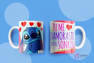 Taza sublimada con Stitch sonriendo tiernamente, rodeado de corazones rojos y la frase "TÚ ME ENAMORASTE CON TU SONRISA" sobre fondo rosa.