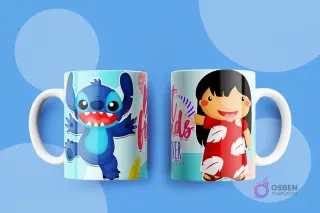 Diseño de taza con Stitch saltando alegremente y Lilo sonriendo, con el texto "Best Friends Forever" en un fondo tropical azul.