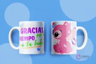 Taza con diseño de Angel sentada tiernamente y la frase "GRACIAS por el tiempo a tu lado" en tonos morados y verdes.