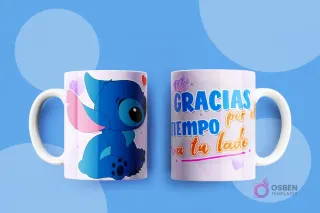 Taza con diseño de Stitch sentado, mirando a un lado, y la frase "GRACIAS por el tiempo a tu lado" en colores vibrantes.