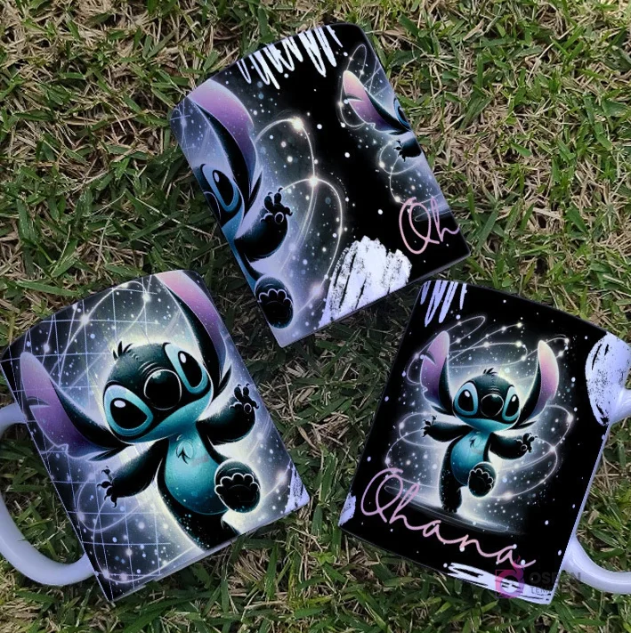 Tres tazas blancas con diseños de Stitch Black Galaxia sobre césped verde, mostrando a Stitch de pie con brazos extendidos y fondo cósmico con "Ohana".